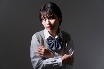 暗闇で怯える女子高生