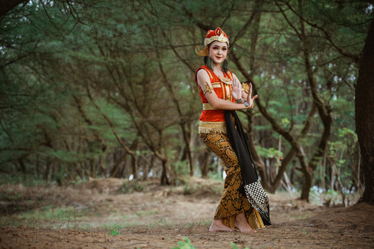 portrait young women presenting traditional Javanese dance movements