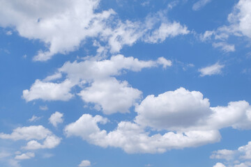 Naklejka na ściany i meble Cumulus sur fond de ciel bleu