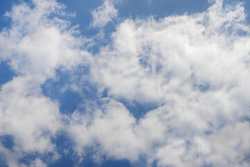 Cumulus sur fond de ciel bleu
