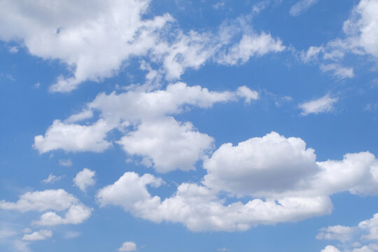Cumulus sur fond de ciel bleu