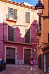 Fototapeta na wymiar Die Altstadt von Palma de Mallorca - Mädchen in den Gassen