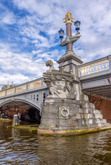 Sehenswürdigkeit: Kunstvoller Brückenpfeiler der berühmten Blaubrücke in Amsterdam aus 1883