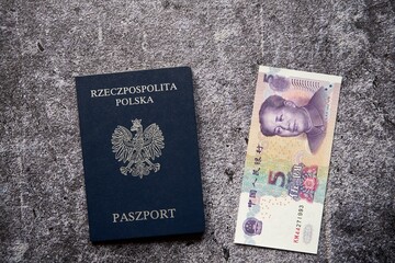 polski paszport i 5 yuanów  - obrazy, fototapety, plakaty