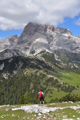Wanderer in den Dolomiten blickt auf den Berg Hohe Gaisl