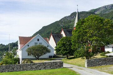 Fototapeta na wymiar Kirche und Pfarrhaus in Luster, Norwegen