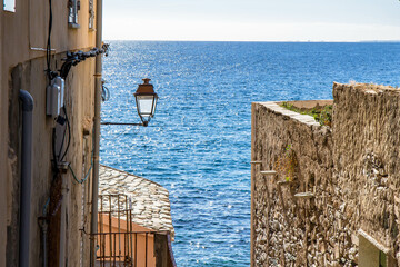 vue de la mer bleu de corse et du littoral dans l'horizon avec en premier plan des habitations de...