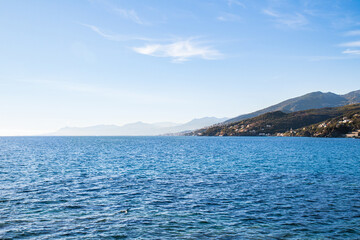 Fototapeta na wymiar vue de la mer bleu de corse et du littoral dans l'horizon