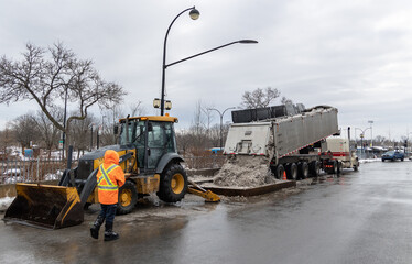 Déversement de la neige ramassée à Montréal dans une canalisation sous-terrainne