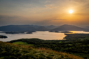 Photographie de paysage d'un coucher de soleil sur le loch lommond écossais depuis conic hill...