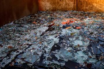 Bruchglas von Flachglasscheiben im Wertstoff Container