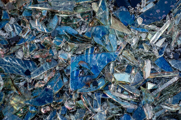 Bruchglas von Flachglasscheiben im Wertstoff Container