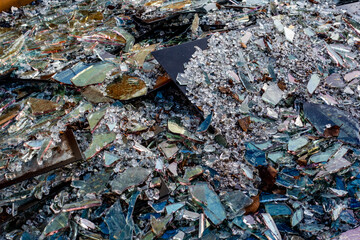 Bruchglas von Flachglasscheiben im Wertstoff Container