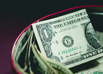 Uma caixa de dinheiro cheia de notas de hum dólar dos Estados Unidos. Guardar dinheiro,...