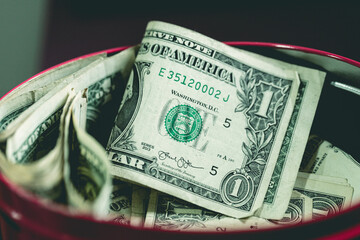 Uma caixa de dinheiro cheia de notas de hum dólar dos Estados Unidos. Guardar dinheiro,...