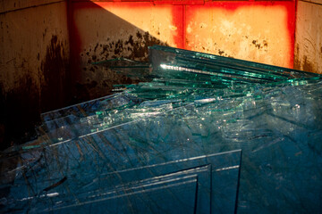 Zerbrochene Flachglas Scheiben im Wertstoffcontainer