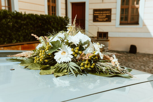 Blumengesteck auf Motorhaube