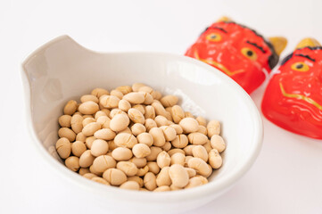 器に入った節分の豆と赤鬼