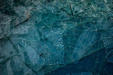 Zerbrochene Flachglas Scheiben im Wertstoffcontainer