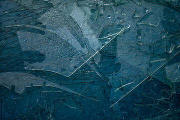 Zerbrochene Flachglas Scheiben im Wertstoffcontainer