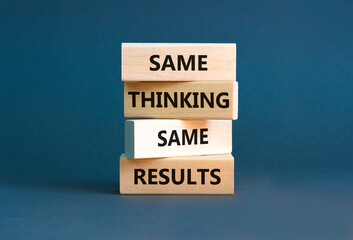 Naklejka premium Same thinking and results symbol. Concept word Same thinking same results on wooden blocks. Beautiful grey table grey background. Business and same thinking and results concept. Copy space.