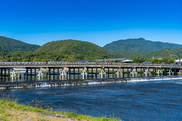 京都の渡月橋がかかる桂川の風景