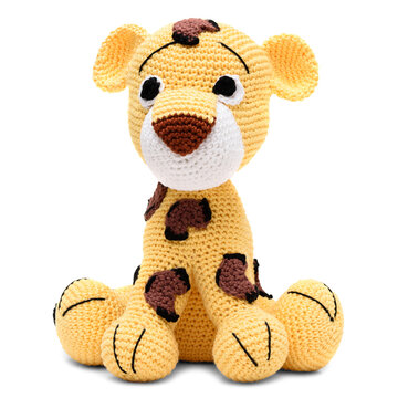 On&ccedil;a pintada de pel&uacute;cia feito com a t&eacute;cnica de amigurumi nas cores amarelo, branco e marrom.	