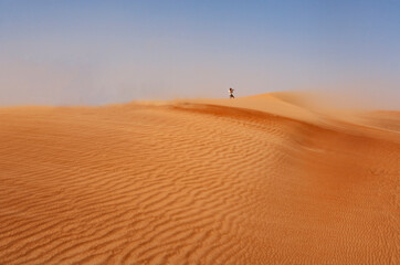 Fototapeta na wymiar Fotograf bei der Arbeit in der Rimal al Wahiba Wüste,Oman,