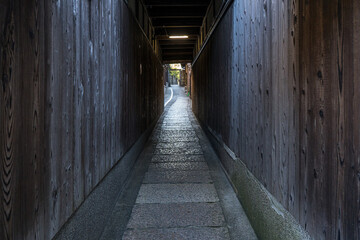 京都の木造建築に挟まれた細い路地の風景
