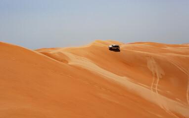 Fototapeta na wymiar Offroad Safari in der Rimal al Wahiba Wüste,Oman,