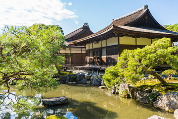 京都の慈照寺銀閣の境内の風景