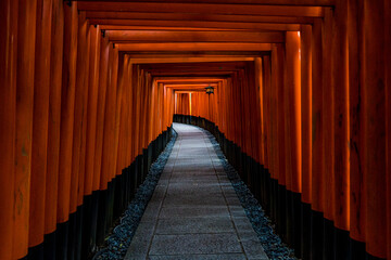 Fototapeta premium 千本鳥居で有名な、京都の伏見稲荷大社の風景
