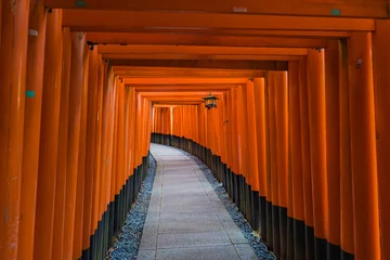 Deurstickers 荘厳な雰囲気な京都の千本鳥居 © miko_neko
