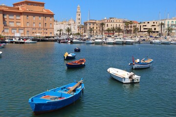 Fototapeta na wymiar Italian town - Bari harbor