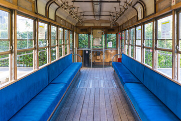 Fototapeta na wymiar もう使われなくなった、旧式の木造の電車の客室