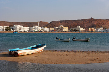 Fototapeta premium Stadtansicht mit Fischerbooten,Sur,Oman,