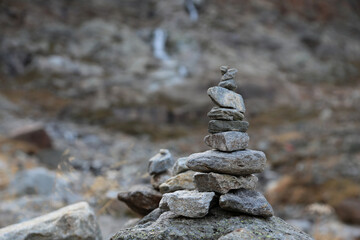 Eine zen Steinpyramide in den Pitztaler Alpen in Österreich