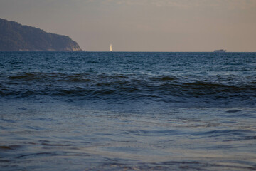 Playa con choque de olas