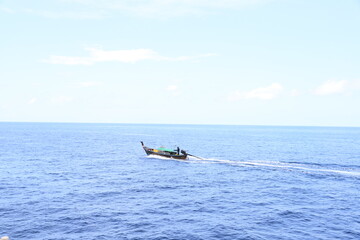 タイの絶景離島・ピピレイ島へ向かうロングテールボート