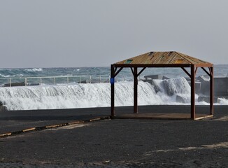 Unterstand am Strand vor hohen Wellen in Santa Cruz