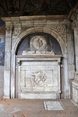 Napoli - Tomba di Matteo Ferrillo nel chiostro della Chiesa di Santa Maria La Nova