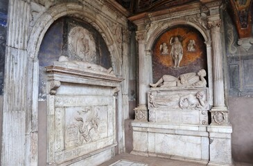 Napoli - Tombe nel chiostro della Chiesa di Santa Maria La Nova