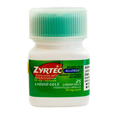 Bottle of Zyrtec capsules, transparent PNG.