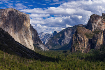 Fototapeta na wymiar Yosemite Valley as seen from Tunnel View at Yosemite National Park.