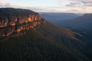 sunset in the mountains at blue mountains national park