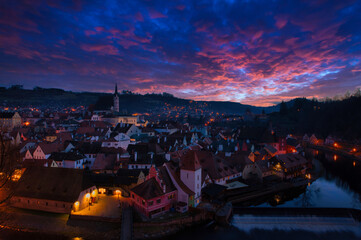 Stadtbildansicht vonvČesk&yacute; Krumlov zur blauen Stunde