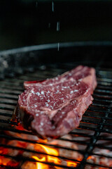 Chuleta de vaca madurada sazonándose en barbacoa de brasas