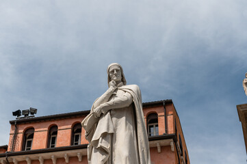 La statue de Dante Aligheri à Verone en Italie