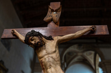 La tete penchée de Jesus Christ crucifié sur la croix dans une eglise en gros plan