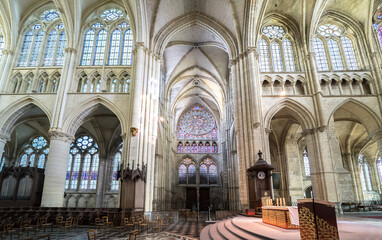 Fototapeta na wymiar Interior of Châlons Cathedral in Châlons-en-Champagne, France